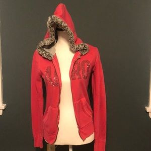 Pink jacket that says: “aero”